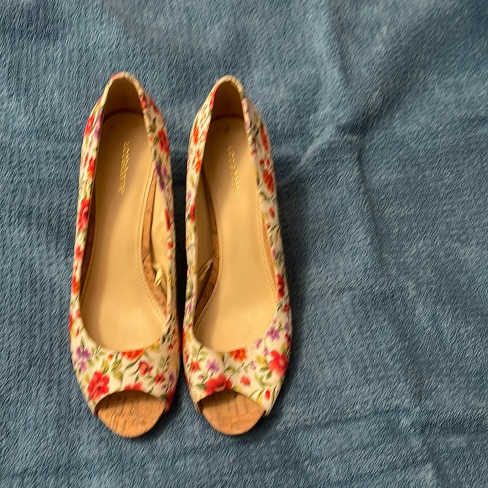 Liz Claiborne flower heels 2”